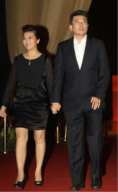 江珊脸上有岁月感了气质优雅穿得随性黑色裙子像是用布围的