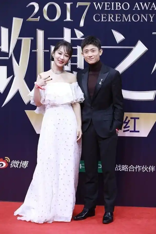 杨紫张一山同框挺带感,一字肩花裙温柔甜美,气质越来越好了