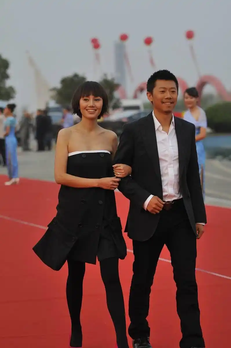 袁泉也有翻车造型!抹胸裙穿出水桶腰,"骚粉"驴蹄鞋比老公抢镜