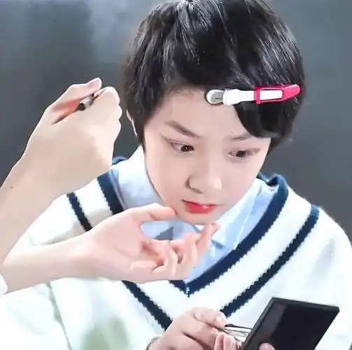 刘耀文超萌头像 表情包:奶呼呼的小狼崽太可爱了!