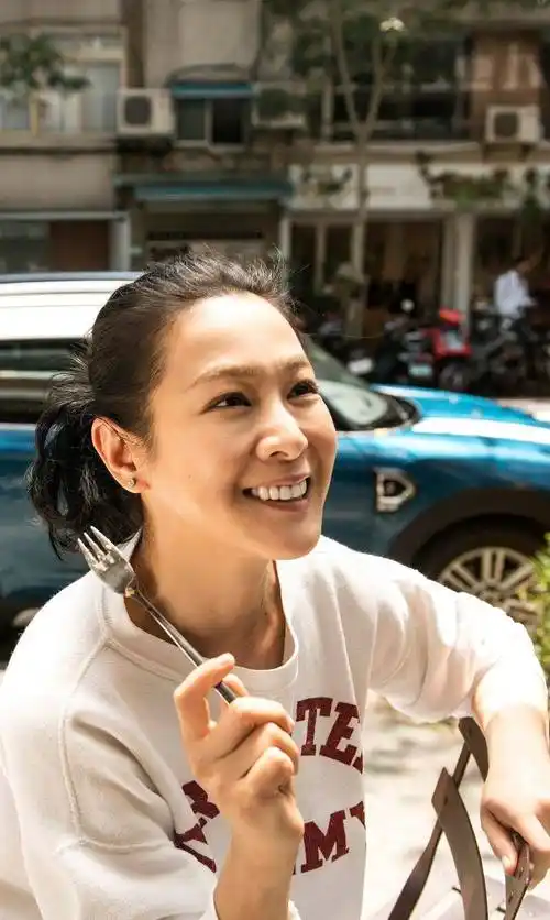 原创刘若英从小美到大小时候穿衣就那么时髦难怪51岁了也不显老