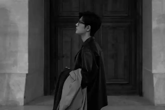 肖战##日常见肖战#  【肖战】  吹过异乡的风,记录斑驳剪影,留下生活