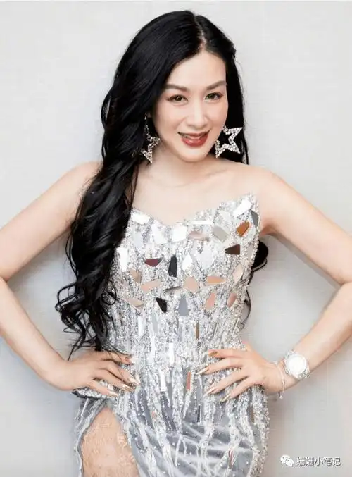 钟丽缇穿紧身泳衣漫步沙滩,火辣性感身材再引热议!_连体_直播_网友