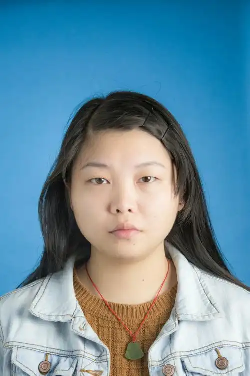 哪位大神可以帮忙把下面这张照片处理成2寸(35×45mm),蓝底证件照,jpg