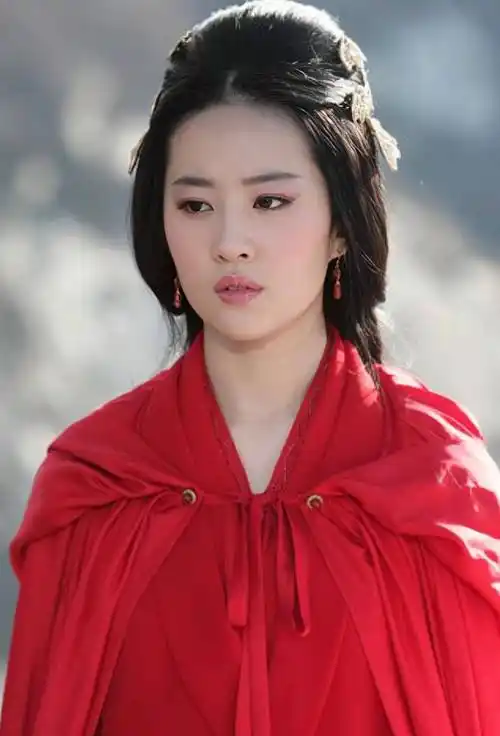 刘亦菲让人想印象最深的还是"小龙女"一角,一身白衣飘飘,仙气十足