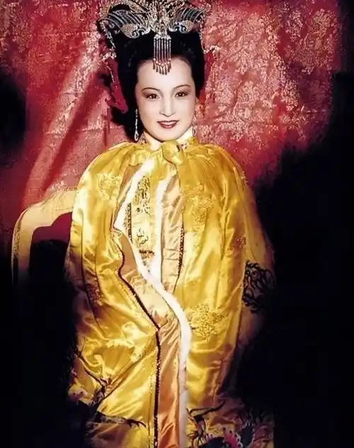 红楼梦中贾元春是怎么死的?囚禁时被人用弓绞杀,作者用16字写尽