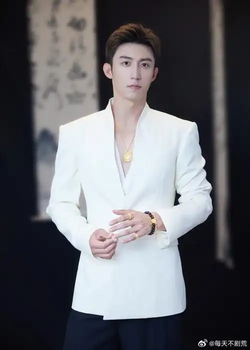 黄景瑜深v纯白西装##黄景瑜深v西装