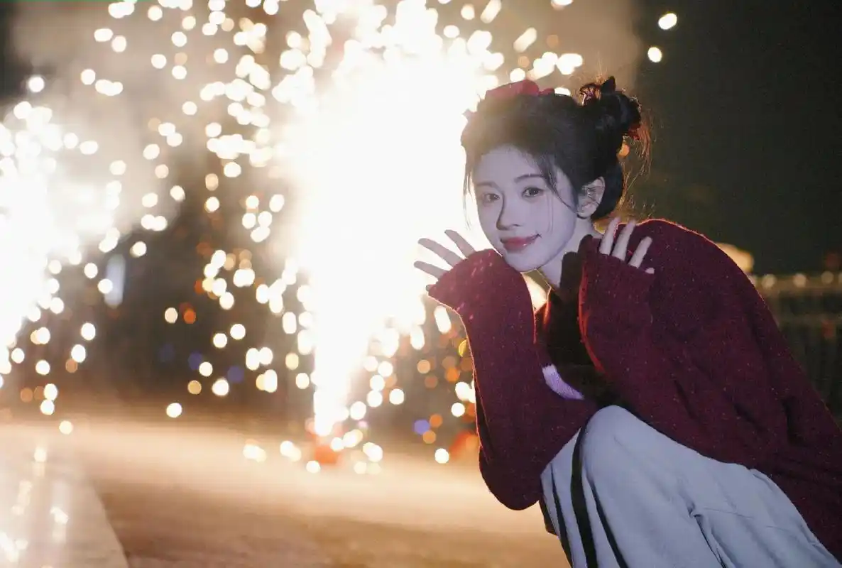 历添新岁月春满旧山河#鞠婧祎 #烟花 - 抖音