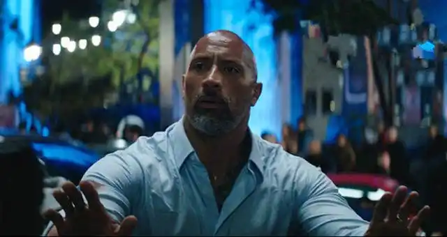 《摩天营救》:以爱为名义的营救,再强大的英雄,都渴望温暖家庭