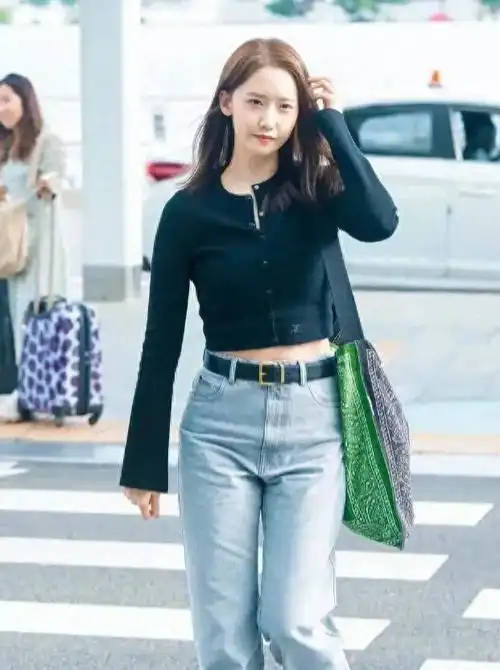 林允儿太美貌了短t恤牛仔裤被她驾驭的很帅气不需精修的美貌