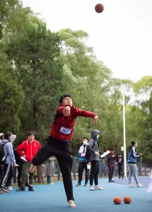 个清华赤足运动会自1997年开始举办感受脚底板与大地的"亲密接触"甩开