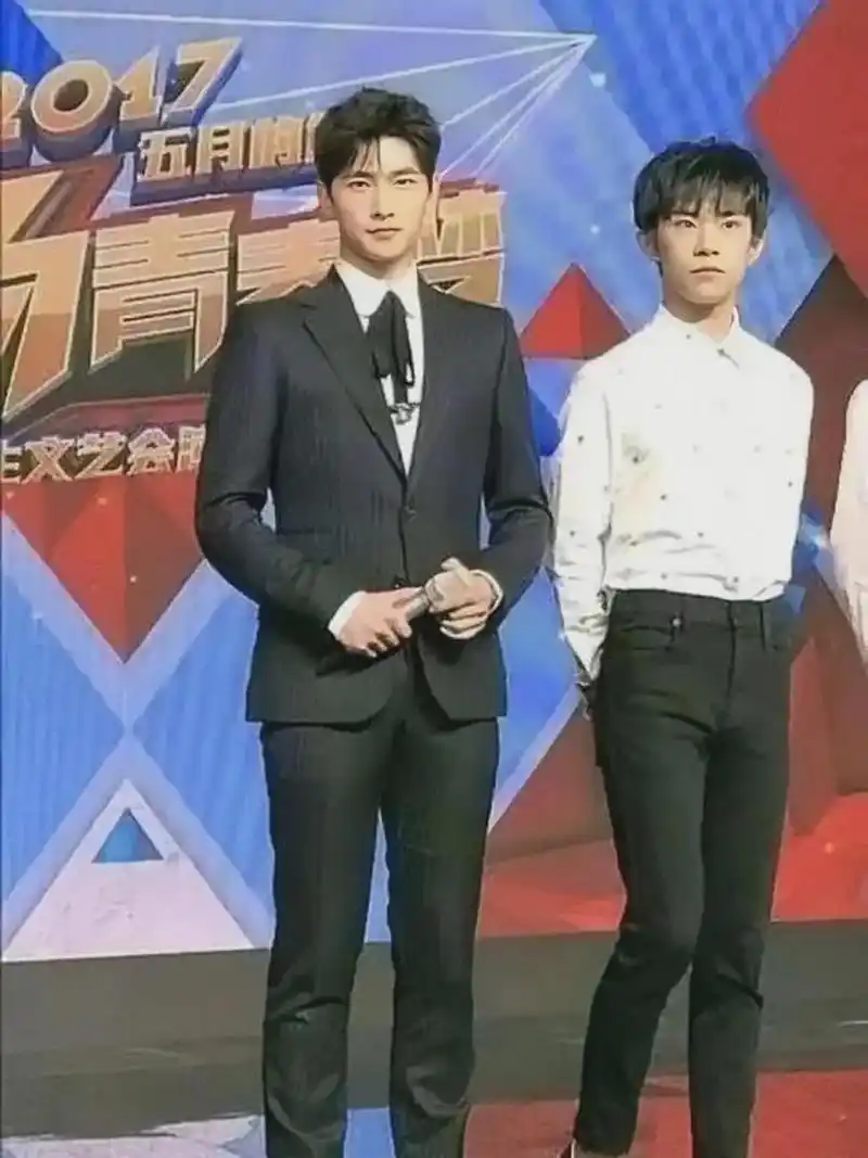 杨洋和易烊千玺曾经一起参加过一场活动,他们的同框照让人不禁感叹,没