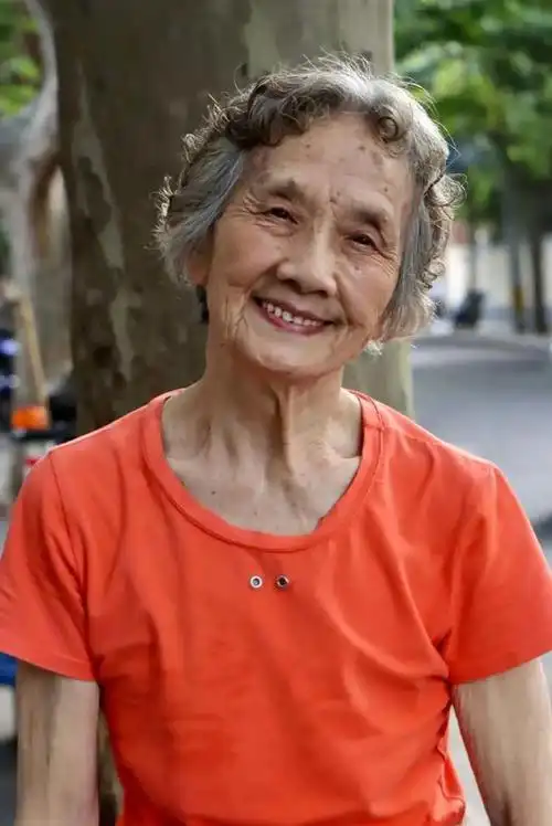 穿衣花哨,头发烫卷,到老也洋气优雅|卷发|碎花|短发|发型|艳丽|穿搭