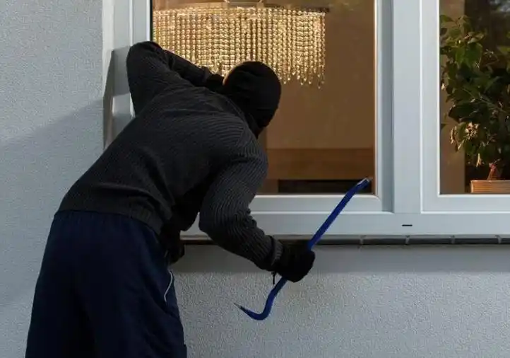 小偷钻进魔术师家中偷东西,喜滋滋抱着一堆宝贝回家,然后傻眼了