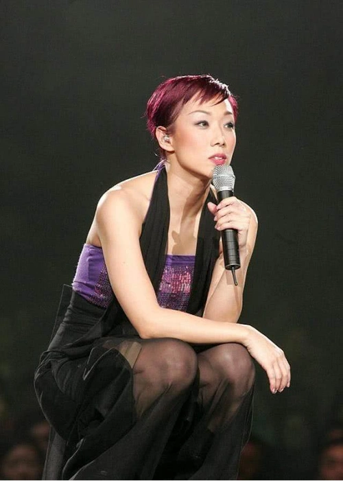 林忆莲为干爹胡枫祝寿,结束8年恋情后首次现身,意外撞脸余秀华