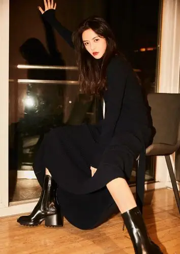 蔡文静气场十足,将黑色针织长裙穿出了酷飒之风,咬手动作好迷人