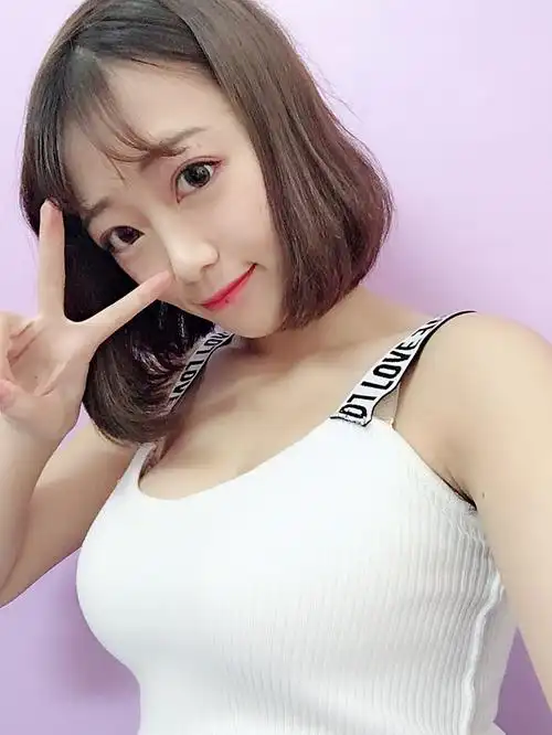 这位求美者属于典型的青春期乳房发育不良,导致胸部较扁平.