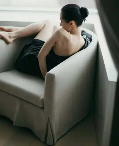 王子文赤脚拍写真别具诱惑!"巴掌脚"滑嫩嫩,真是"小妖精"