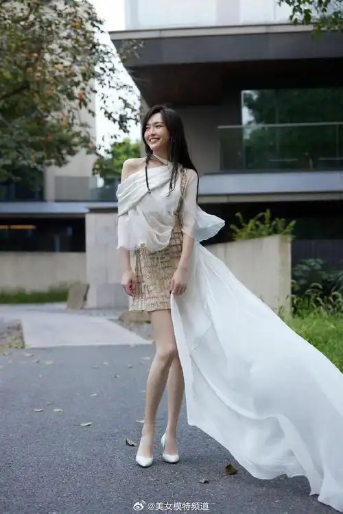 唐嫣清凉写真大片释出肤白腿细莞尔一笑气质佳