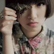 嘴刁玫瑰花的女生头像嘴咬玫瑰花手拿玫瑰花的qq女生头像