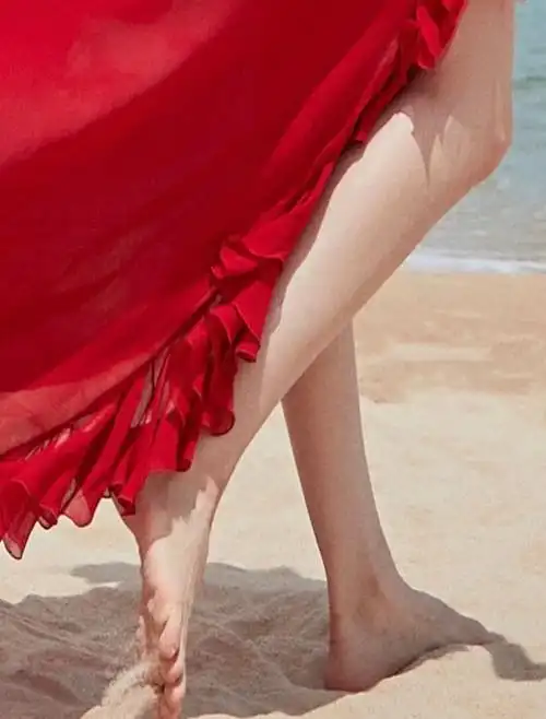 终于知道为啥刘诗诗不爱露脚,当她穿上红裙秀腿,不愧是学芭蕾的