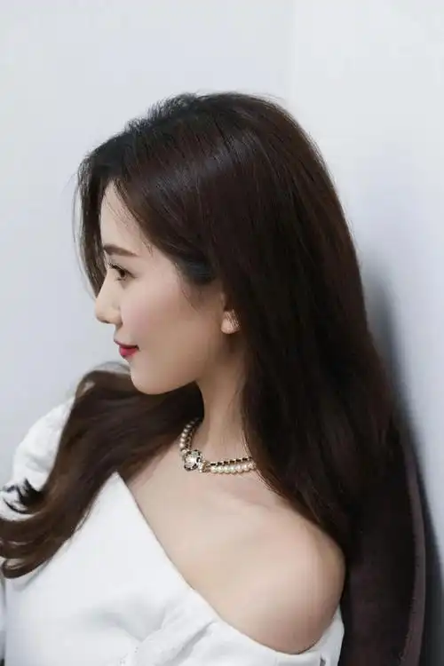 刘诗诗手持玫瑰花上演侧颜杀