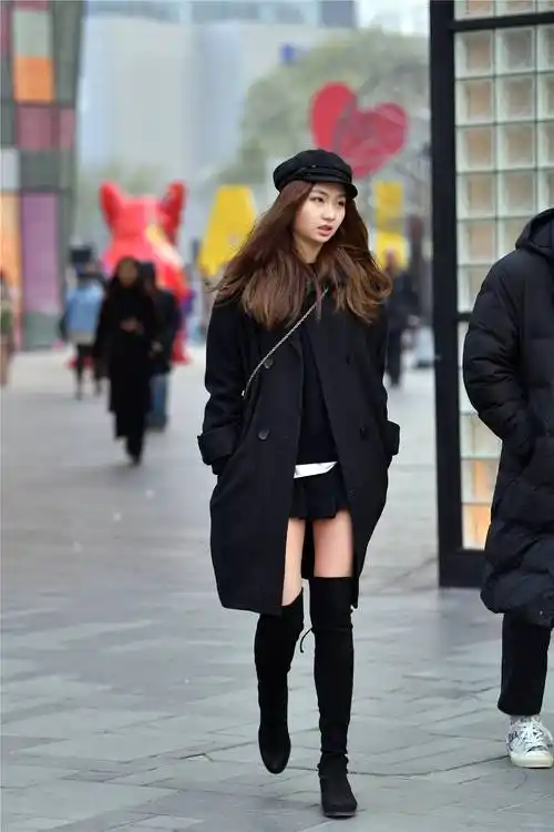黑色过膝长靴,3厘米的粗跟设计穿着不累,搭配黑色大衣_效果_风格_美女