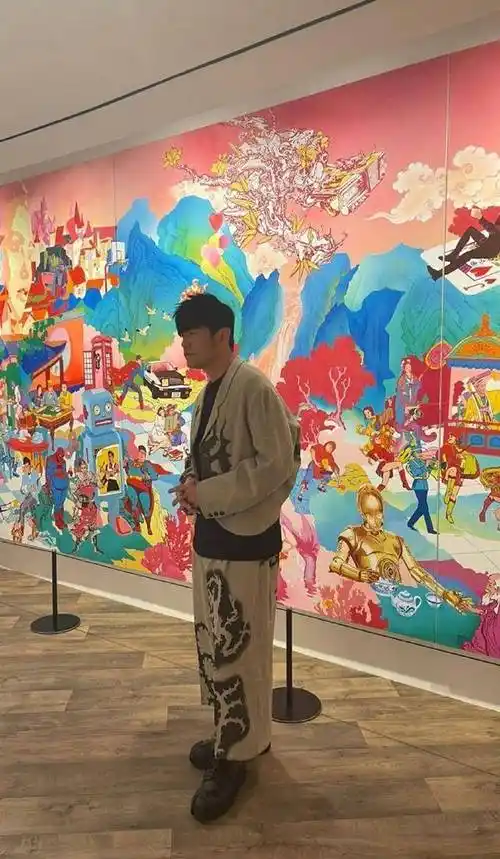 周杰伦新加坡办艺术展,昆凌被夸美如洋娃娃,周杰伦穿搭却被吐槽_画展