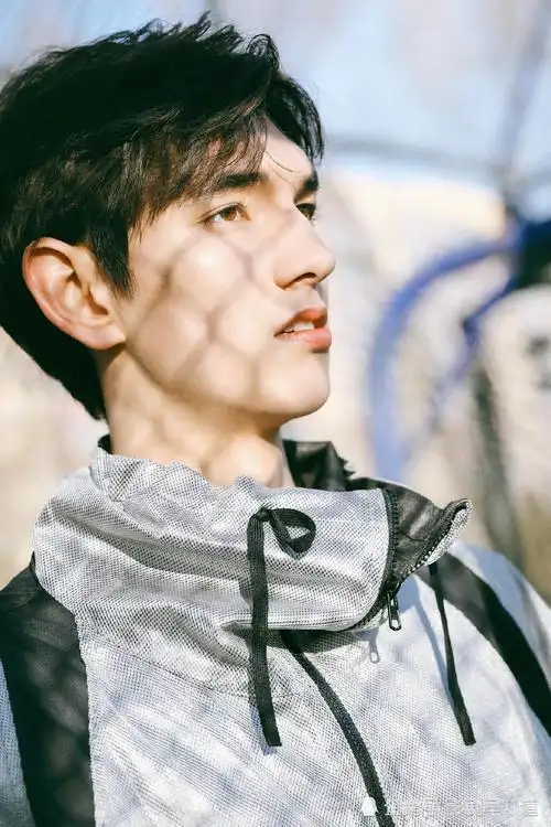 《创造营》男版杨超越于浩然上线,中美混血大帅哥成了搞笑担当