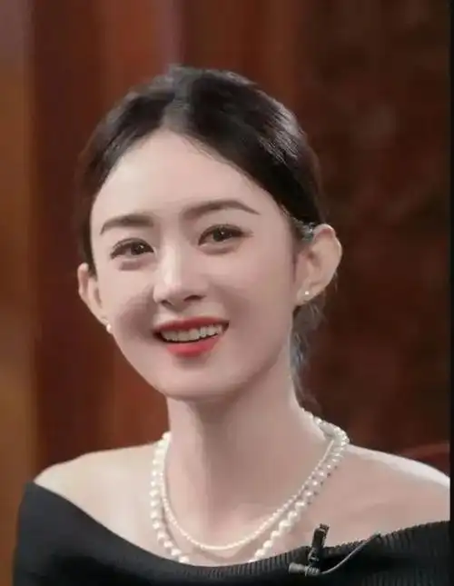 曾经有导演表示赵丽颖圆脸不适合塑造角色,但是她没有放弃.