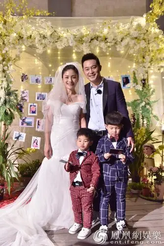 沙溢胡可结婚6年后 带着两孩子办了第2次婚礼!