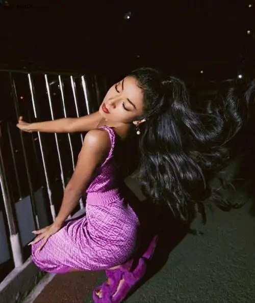 吉克隽逸穿上"死亡芭比粉",生图对比精修,不敢相信这是一人?