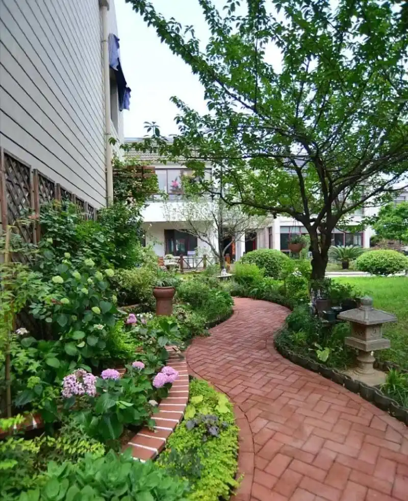 复古红砖花池是一种非常具有魅力和古典氛围的庭院元素