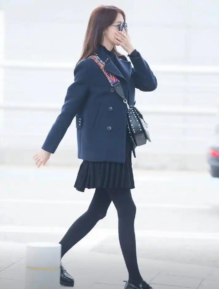 林允儿机场上演制服诱惑,学生装呢大衣,百褶裙配黑丝展现大长腿