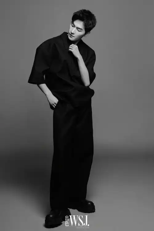 杨洋从流量时代走来依然是那个酷帅的男孩