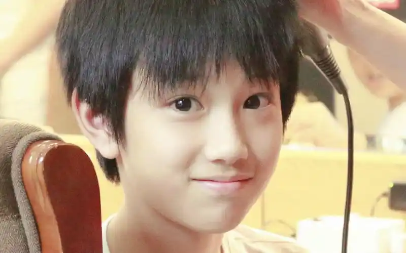 11岁的敖子逸:蓝衬衣的小狗眼  3