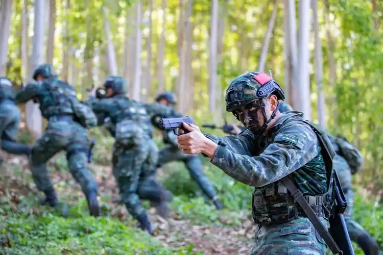 广西南宁武警特战队员开展实战化反恐综合演练