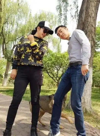 刘晓庆与小鲜肉在豪宅里,明明相差几十岁,却像同龄人韵味十足