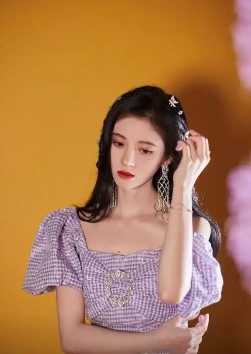 原创鞠婧祎舞台造型太唯美香芋紫格纹连衣裙请查收这份夏日温柔