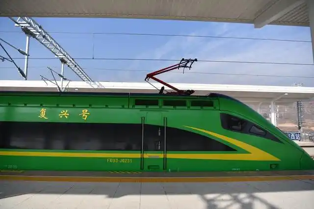 绿巨人开进大凉山成彝族民众出行新方式