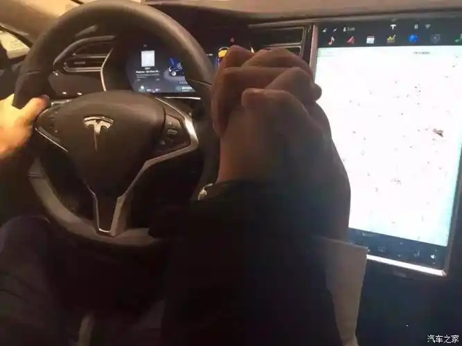 郭郭你在豪车里牵手就算了还照相真的惹怒我了哥也来秀秀