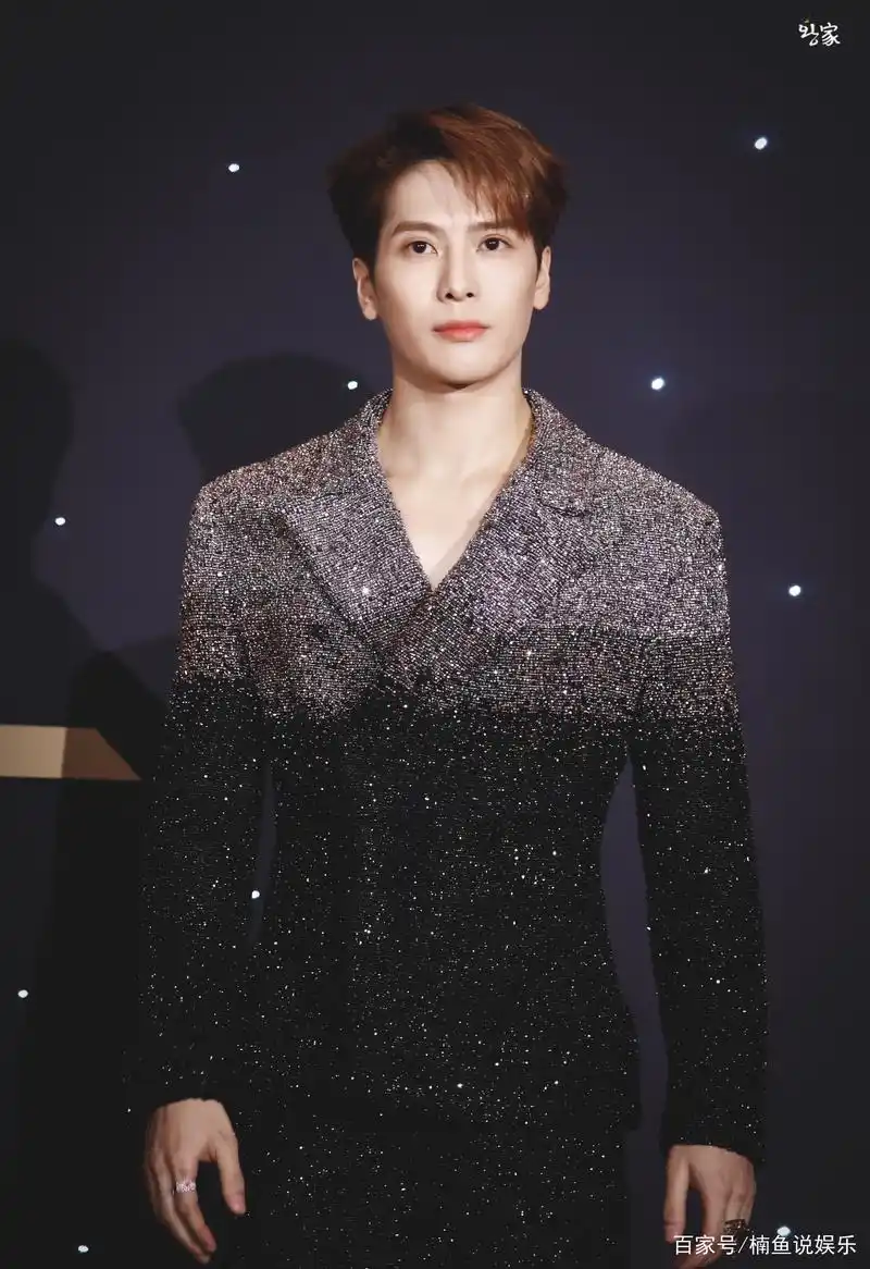 贵公子来袭!王嘉尔穿40斤闪钻西装走红毯,这魅力抵挡不住