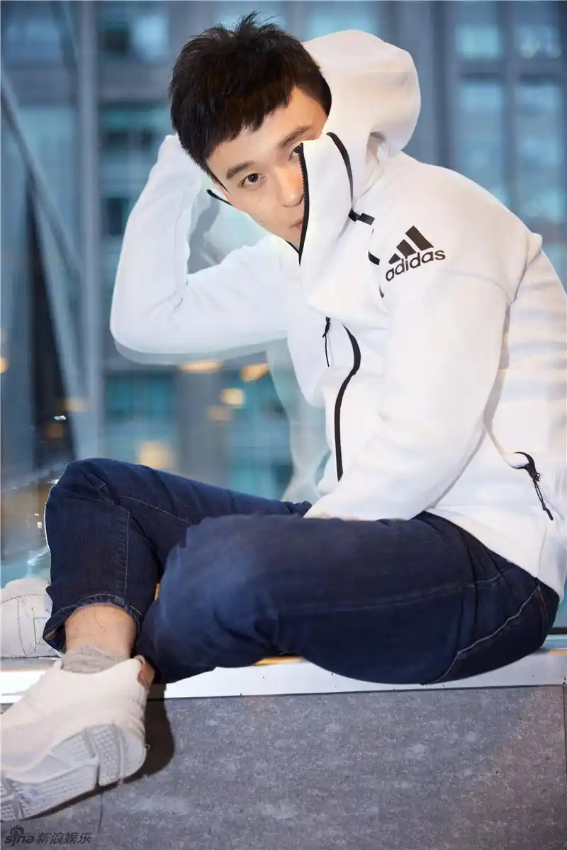 董子健续胡茬变忧郁型男 轻熟玩转混搭风