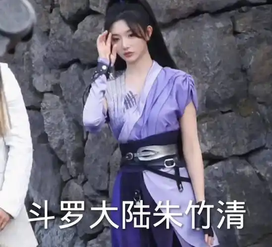 《斗罗大陆2》造型被嘲丑,张予曦发型敷衍,陈牧驰脸型都变了_孔雪儿