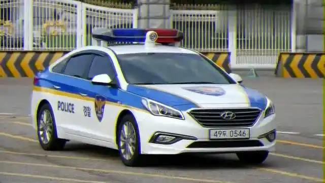 街拍韩国青瓦台办公区门口,现代汽车成为警车后,更亮眼