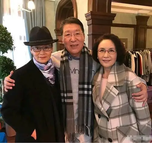 在机场拍到潘虹的素颜照,皱纹焉瘪难掩老态,这才是真实的66岁!