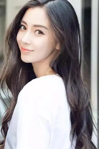 盘点女明星中分发型:赵丽颖最俏皮,杨幂仙气十足,谁最美?(2)