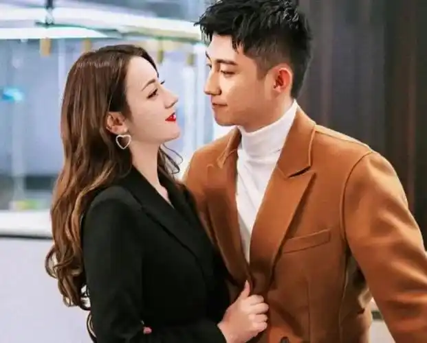 迪丽热巴恋情再升级狗仔爆料年初还在一起工作室辟谣不提恋情