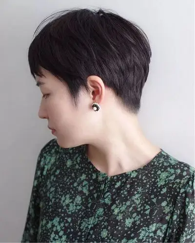 女人过了50岁,发型这样剪,洋气时尚显气质