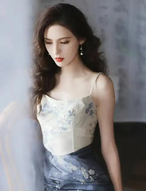 张予曦:淡雅娴静,美丽气质,美艳动人!__财经头条